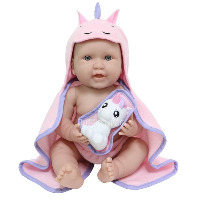 Bebelus fetita cu prosop de baie cu gluga Bebelus fetita cu prosop de baie cu gluga