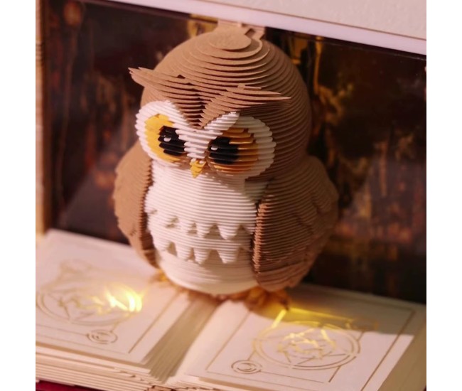 Calendar Interactiv 3D 2026, Flippy, Calendar de Sculptura cu Luminite LED, Bufnita Magic World, pentru Copii, Calendar de Birou Ornamentat, 9 x 9 x 6.8 cm, Maro Calendar Interactiv 3D 2026, Flippy, Calendar de Sculptura cu Luminite LED, Bufnita Magic World, pentru Copii, Calendar de Birou Ornamentat, 9 x 9 x 6.8 cm, Maro