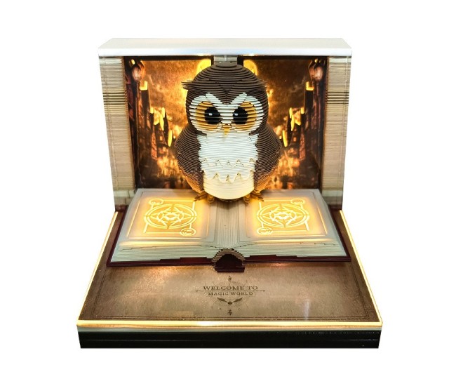 Calendar Interactiv 3D 2026, Flippy, Calendar de Sculptura cu Luminite LED, Bufnita Magic World, pentru Copii, Calendar de Birou Ornamentat, 9 x 9 x 6.8 cm, Maro Calendar Interactiv 3D 2026, Flippy, Calendar de Sculptura cu Luminite LED, Bufnita Magic World, pentru Copii, Calendar de Birou Ornamentat, 9 x 9 x 6.8 cm, Maro