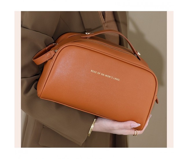 Geanta cosmetice pentru femei Flippy, material poliuretan, 25 x 14.5 x 14.5 cm, Impermeabila, Maro Geanta cosmetice pentru femei Flippy, material poliuretan, 25 x 14.5 x 14.5 cm, Impermeabila, Maro