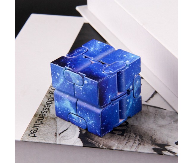 Jucarie Interactiva Antistres cu Miscari Infinite, Cub Magic, 3 ani, 4x4x4cm, Albastru Jucarie Interactiva Antistres cu Miscari Infinite, Cub Magic, 3 ani, 4x4x4cm, Albastru
