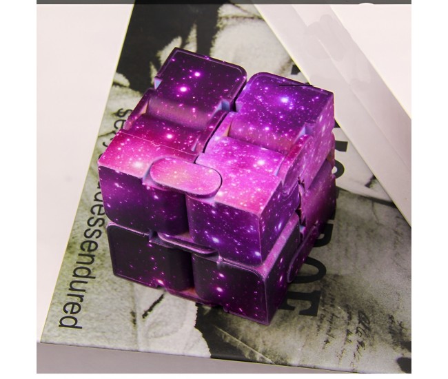 Jucarie Interactiva Antistres cu Miscari Infinite, Cub Magic, 3 ani, 4x4x4cm, Violet Jucarie Interactiva Antistres cu Miscari Infinite, Cub Magic, 3 ani, 4x4x4cm, Violet