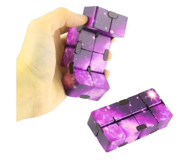 Jucarie Interactiva Antistres cu Miscari Infinite, Cub Magic, 3 ani, 4x4x4cm, Violet Jucarie Interactiva Antistres cu Miscari Infinite, Cub Magic, 3 ani, 4x4x4cm, Violet