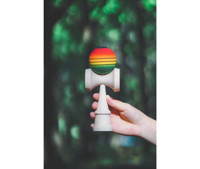 Jucarie Interactiva Kendama, Flippy, din Lemn, 18 cm, Joc de Indemanare pentru Copii si Adulti, Model Gradient 4, Rosu/Galben/Verde