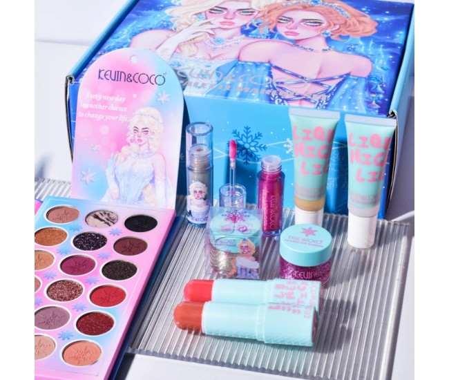 Set de Machiaj Kevin&Coco, 30 de Culori, Farduri de Pleoape, Iluminatoare Lichide, Lip Gloss-uri, Blush, Glitter, Model Regina Ghetii, 24.5x21.2x8.7 cm, Multicolor Set de Machiaj Kevin&Coco, 30 de Culori, Farduri de Pleoape, Iluminatoare Lichide, Lip Gloss-uri, Blush, Glitter, Model Regina Ghetii, 24.5x21.2x8.7 cm, Multicolor