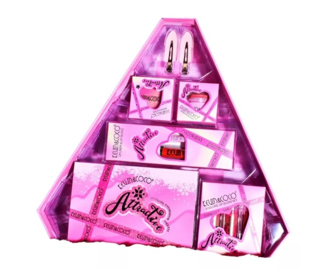 Set de Machiaj din 6 Piese Kevin&Coco, Farduri de Pleoape, Iluminator, Lip Gloss-uri, Creioane de Buze, Blush, Agrafe, Model Atractive, 35x33x10.5 cm, Multicolor Set de Machiaj din 6 Piese Kevin&Coco, Farduri de Pleoape, Iluminator, Lip Gloss-uri, Creioane de Buze, Blush, Agrafe, Model Atractive, 35x33x10.5 cm, Multicolor