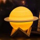 Lampa de veghe in forma de Saturn 3D Moon Light Alb Cald, alimentare baterii, stand plastic inclus, 13 cm, Flippy Lampa de veghe in forma de Saturn 3D Moon Light Alb Cald, alimentare baterii, stand plastic inclus, 13 cm, Flippy