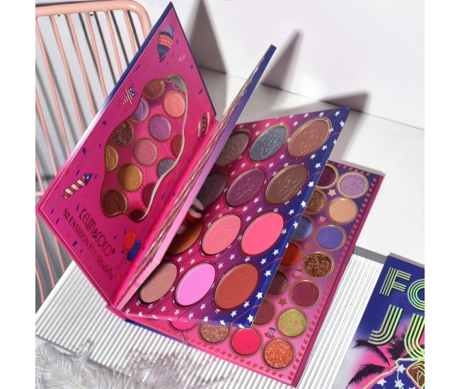 Trusa de Machiaj, KEVIN & COCO, Cool Girl Book, 82 culori, 16 x 21.5 x 2.5 cm Trusa de Machiaj, KEVIN & COCO, Cool Girl Book, 82 culori, 16 x 21.5 x 2.5 cm