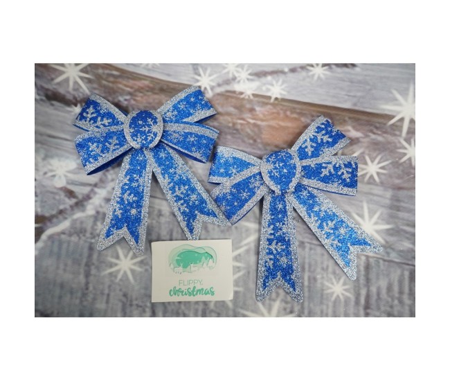 Set 2 fundite pentru brad, Albastre, model de nea, cu margini argintii, 13 x 18 cm, PVC, Flippy Set 2 fundite pentru brad, Albastre, model de nea, cu margini argintii, 13 x 18 cm, PVC, Flippy
