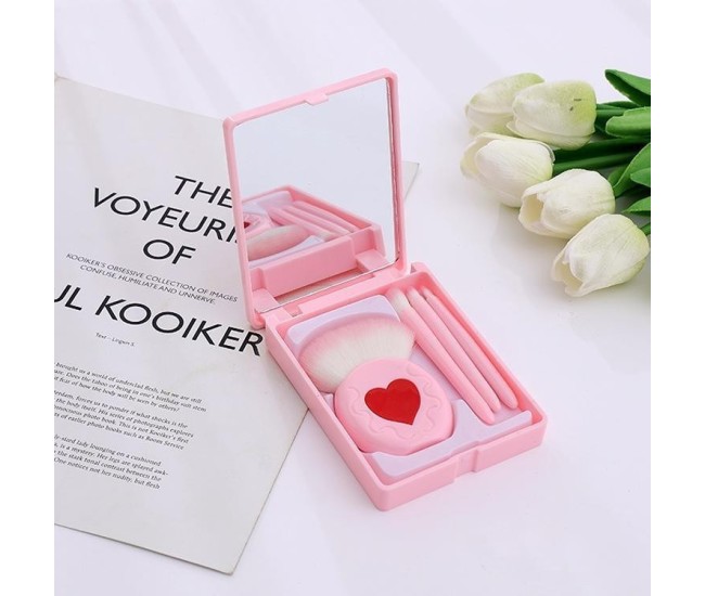 Set 4 Mini Pensule de Machiaj, Flippy, Portabile, in Carcasa cu Oglinda, din Par Sintetic Moale, Roz, Model cu Inima, 12x7x2.5 cm Set 4 Mini Pensule de Machiaj, Flippy, Portabile, in Carcasa cu Oglinda, din Par Sintetic Moale, Roz, Model cu Inima, 12x7x2.5 cm