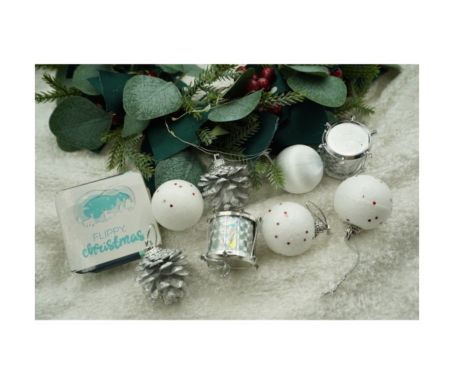 Set de 12 ornamente de brad, Flippy, de tip Glob, Alb/ Argintiu, din polistiren, cu finisaj sclipitor , cutie  4  cm adancime x 20  cm inaltime x 12  cm lungime)