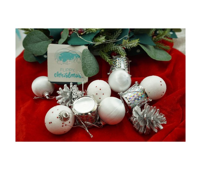 Set de 12 ornamente de brad, Flippy, de tip Glob, Alb/ Argintiu, din polistiren, cu finisaj sclipitor , cutie  4  cm adancime x 20  cm inaltime x 12  cm lungime)