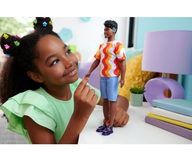 Barbie papusa baiat fashionistas cu tricou cu dungi albe si portocalii si aparate auditive Barbie papusa baiat fashionistas cu tricou cu dungi albe si portocalii si aparate auditive