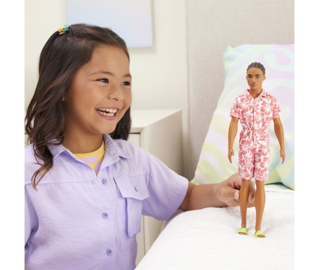 Barbie papusa baiat fashionistas in salopeta stil hawaian si sandale verzi