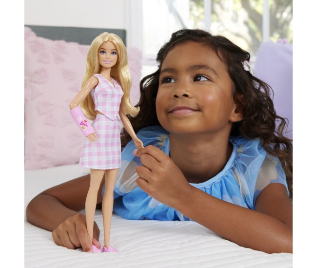 Barbie fashionistas papusa barbie cu gips pentru brat