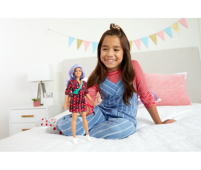 Papusa barbie fashionista cu parul mov si rochita cu stelute Papusa barbie fashionista cu parul mov si rochita cu stelute