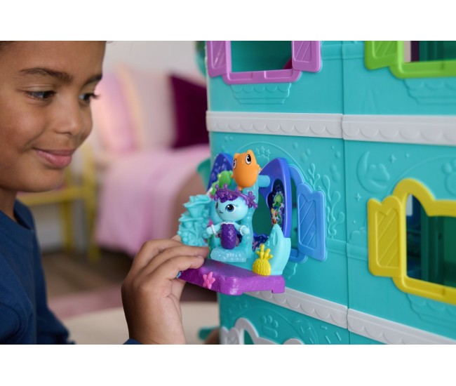 Gabbys dollhouse filmul set balconul acvariu si figurina mercat cu accesorii Gabbys dollhouse filmul set balconul acvariu si figurina mercat cu accesorii
