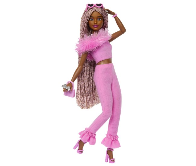 Barbie deluxe style papusa barbie cu salopeta roz si par impletit Barbie deluxe style papusa barbie cu salopeta roz si par impletit