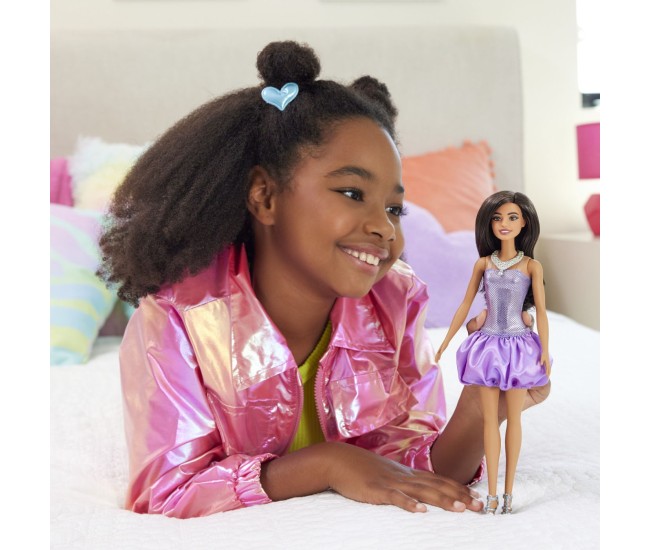 Barbie fashionistas papusa barbie bruneta cu rochie mov cu paiete