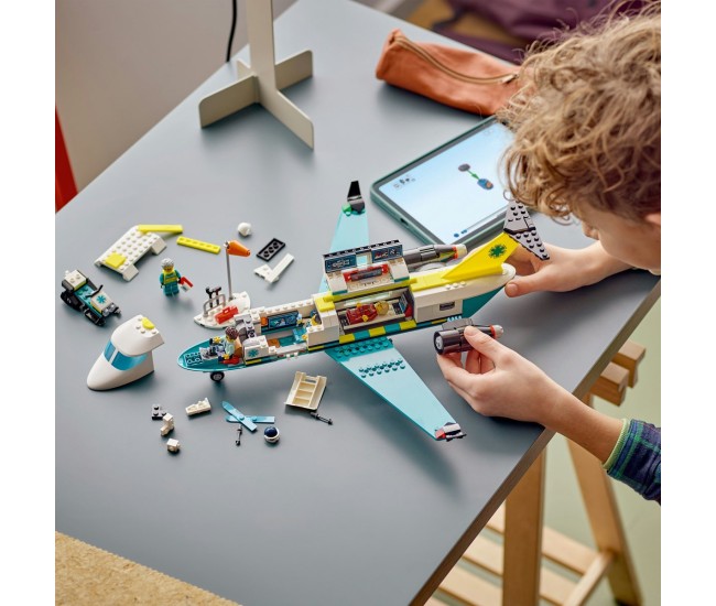 Lego city avion ambulanta pentru urgente 60465