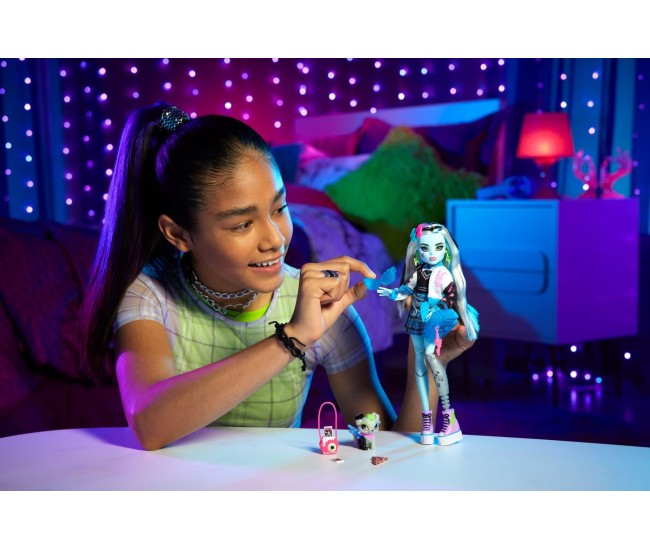Monster high papusa frankie stein cu animalut si accesorii Monster high papusa frankie stein cu animalut si accesorii