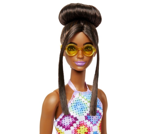 Papusa barbie fashionista satena cu ochelari de soare galbeni Papusa barbie fashionista satena cu ochelari de soare galbeni