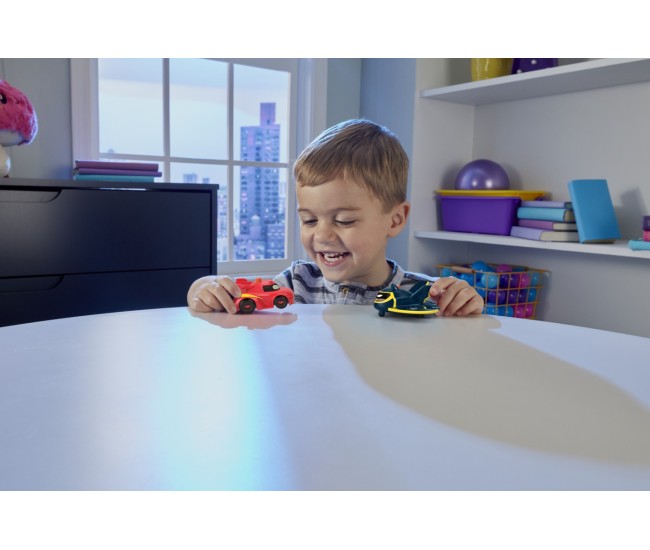 Fisher price batwheels set 2 masinute cu lumini redbird si batwing scara 1:55 Fisher price batwheels set 2 masinute cu lumini redbird si batwing scara 1:55