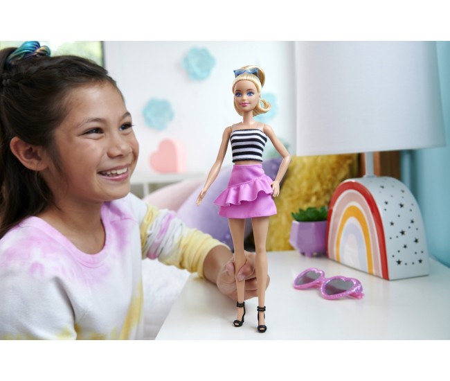Barbie papusa barbie fashionista blonda cu parul prins in coada si fusta roz Barbie papusa barbie fashionista blonda cu parul prins in coada si fusta roz