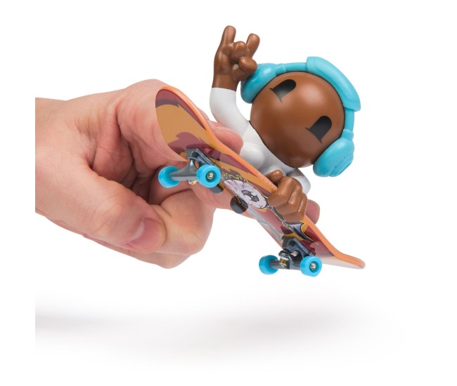 Tech dech sk8 crew pachet placa si figurina 9.6cm casti albastre Tech dech sk8 crew pachet placa si figurina 9.6cm casti albastre