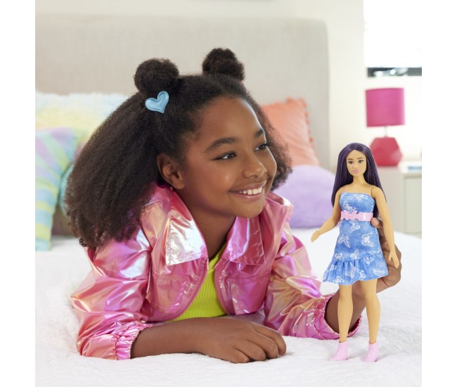 Papusa barbie fashionista cu parul mov si rochita cu fluturasi Papusa barbie fashionista cu parul mov si rochita cu fluturasi