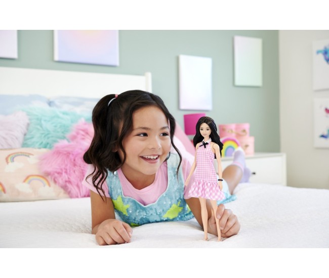 Barbie papusa barbie fashionistas bruneta cu rochie roz in carouri