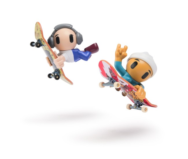 Tech deck sk8 crew pachet 2 seturi plita si figurina 9.6cm casca alba si casti gri Tech deck sk8 crew pachet 2 seturi plita si figurina 9.6cm casca alba si casti gri