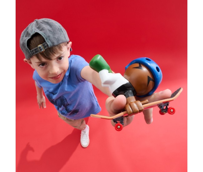Tech dech sk8 crew pachet 2 seturi placa si figurina 9.6cm sapca neagra si casca albastra Tech dech sk8 crew pachet 2 seturi placa si figurina 9.6cm sapca neagra si casca albastra